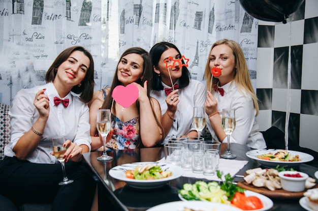 Addio al nubilato. la sposa si sposa. puntelli foto inaugurale serata. donne ad una festa. donne che bevono champagne