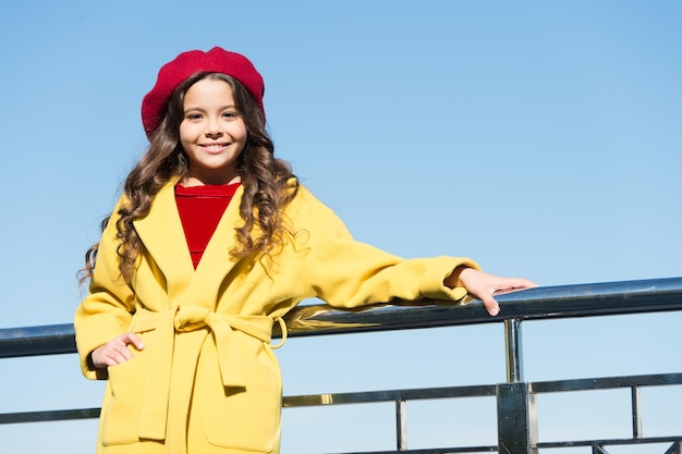 Addio all'autunno Fasci dell'autunno scorso Idee per il tempo libero autunnale L'infanzia riguarda ricordi felici Ragazzino sorridente con il cappello sullo sfondo del cielo Bambina indossa un abito autunnale all'aperto Lista dei secchi autunnali