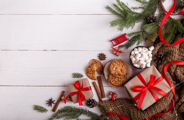 Addobbi natalizi con scatole regalo e cioccolata calda