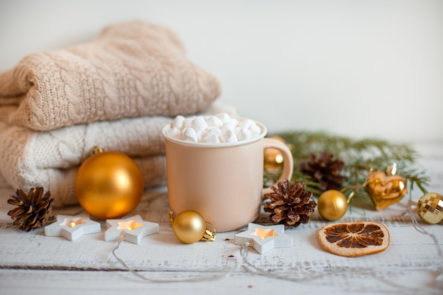 Addobbi natalizi e tazza di cacao