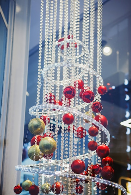 Addobbo natalizio di vetrine con palline appese