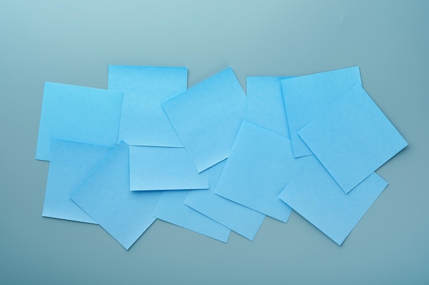 Adesivi di carta blu su sfondo nero Note adesive vuote con spazio di copia pronto per il tuo messaggio Concetto di obiettivi o risoluzioni per il nuovo anno Idea del lunedì blu Spazio di copia piatto su sfondo blu