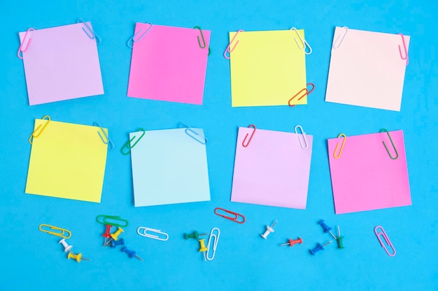 Adesivi di carta colorati per scrivere appunti su sfondo blu