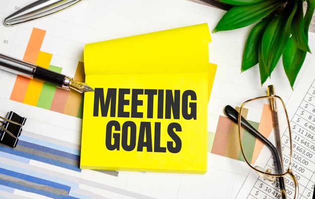 Adesivo giallo con il testo MEETING GOALS e grafici