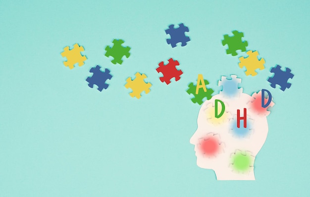ADHD, disturbo da deficit di attenzione e iperattività, salute mentale, testa con pezzi di puzzle