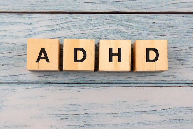 ADHD su blocco di legno Disturbo da deficit di attenzione e iperattività