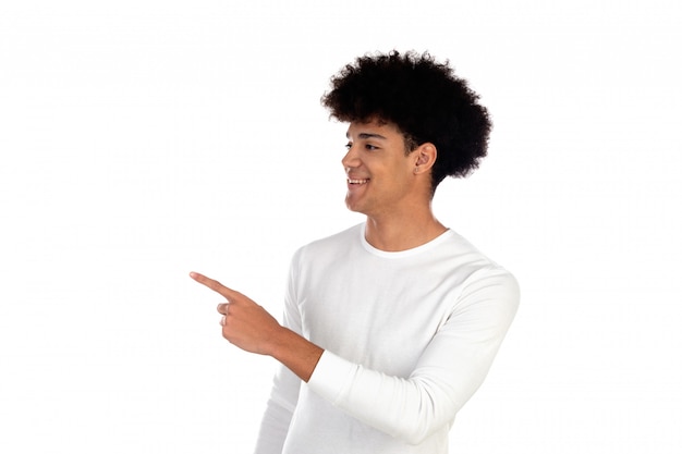 Adolescente afro con con i capelli afro che punta qualcosa con il dito