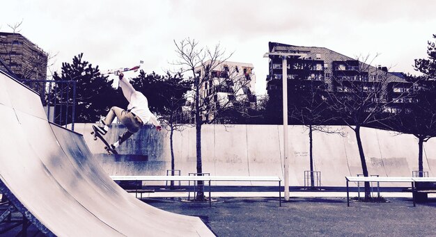 Adolescente al parco skateboard