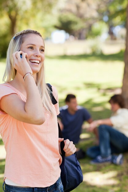 Adolescente al telefono