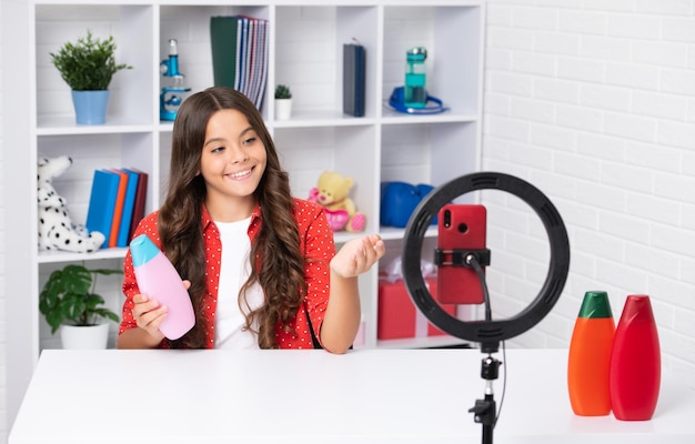 Adolescente bambino che registra video tutorial sui social media con la creazione di smart phone Influencer adolescente