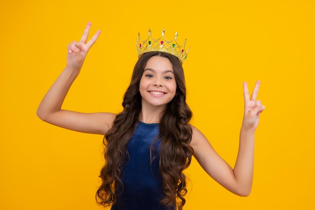 Adolescente bambino principessa celebra il successo e la vittoria Ragazza teenager nella corona della regina Ragazza felice che sorride