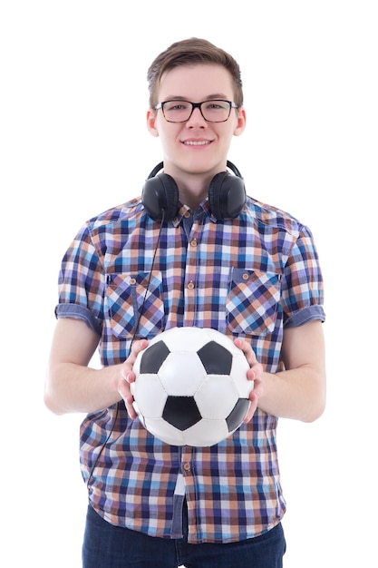 Adolescente bello con le cuffie ed il pallone da calcio isolati su fondo bianco