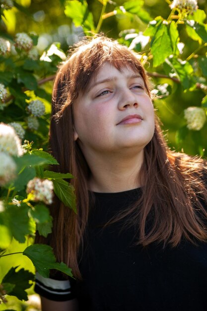 Adolescente carina fuori nel giardino estivo