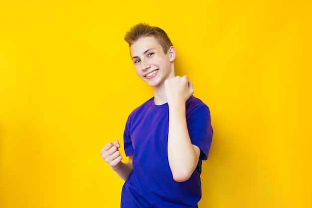 Adolescente carino sperimenta l'emozione della gioia, della vittoria