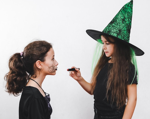 Adolescente caucasico che fa trucco per Halloween