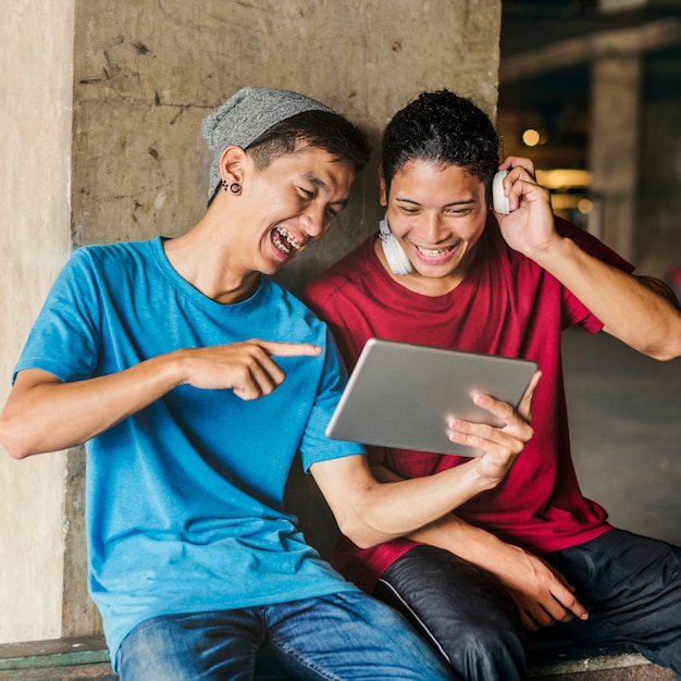 Adolescente che divide concetto d&#39;ascolto di stile di vita di flusso