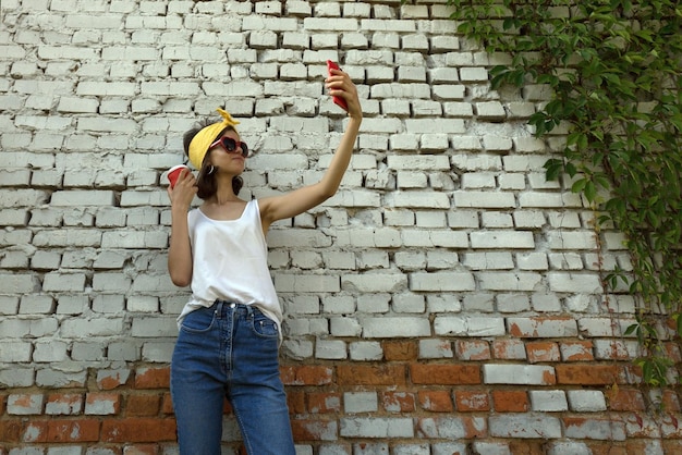 Adolescente che fa un selfie