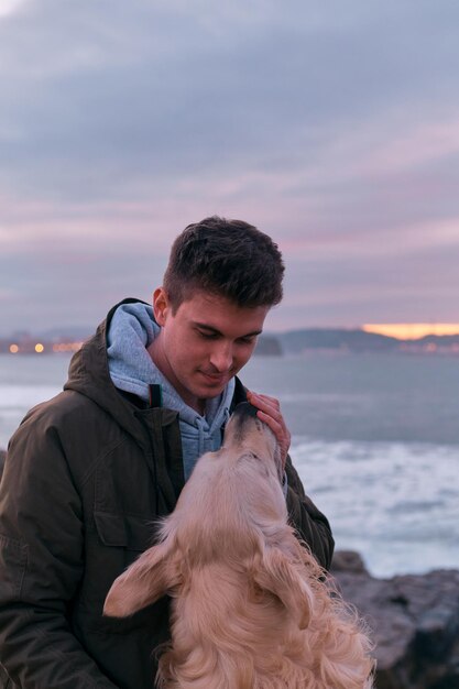 Adolescente che guarda con affetto il suo cane golden retriever