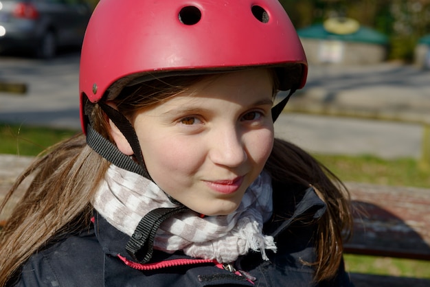 Adolescente che indossa un casco da skate.