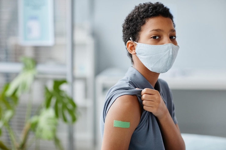 Foto adolescente che mostra la toppa di vaccinazione