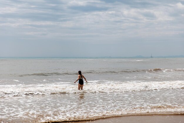 Adolescente che nuota in acqua di mare