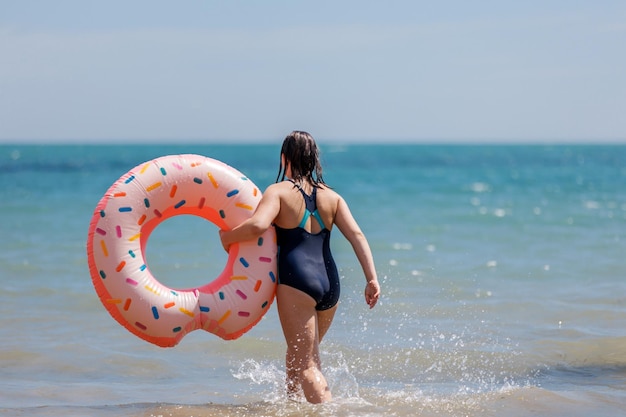 Adolescente che nuota in acqua di mare