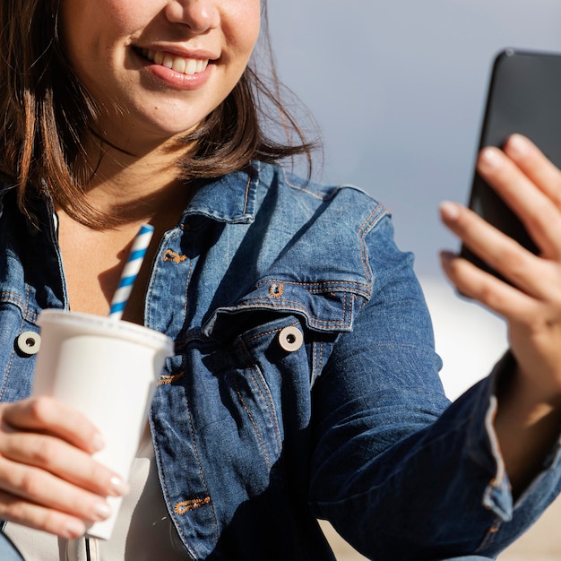 Adolescente che parla di un selfie all'aperto