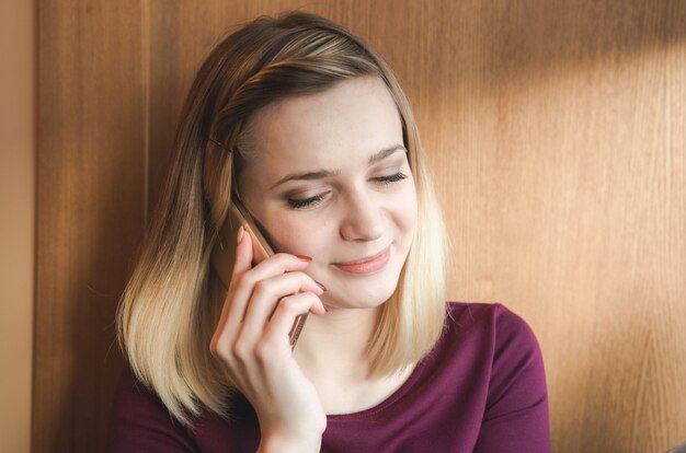 Adolescente che parla su un telefono cellulare