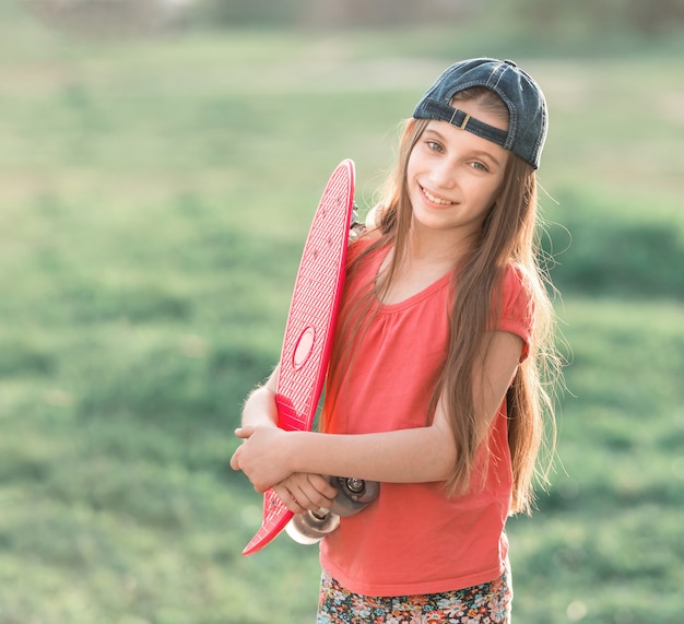 Adolescente che tiene il suo bordo rosa