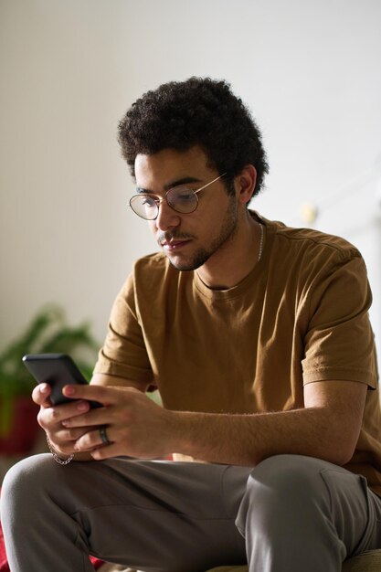 Adolescente che utilizza smartphone a casa