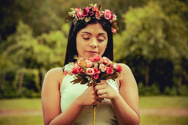 Adolescente con corona di fiori