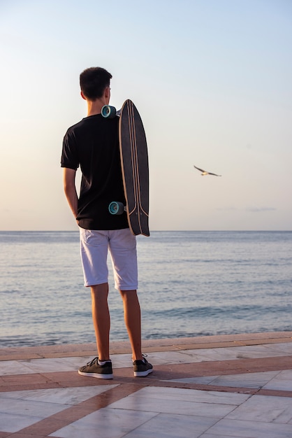 Adolescente con la sua lunga tavola in promenade