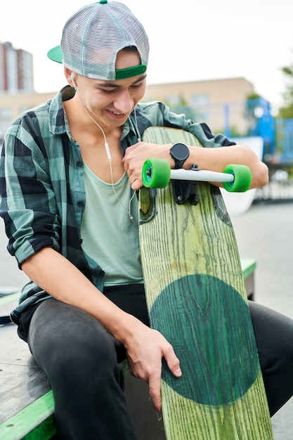 Adolescente con longboard