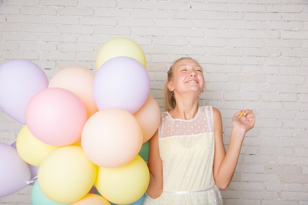 Adolescente con palloncini a casa