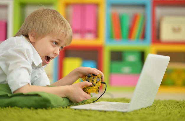 Adolescente con un computer portatile