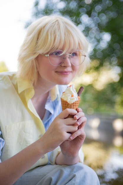 Adolescente divertente con il gelato in mano