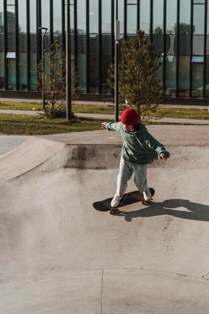 Adolescente divertirsi con lo skateboard all'aperto