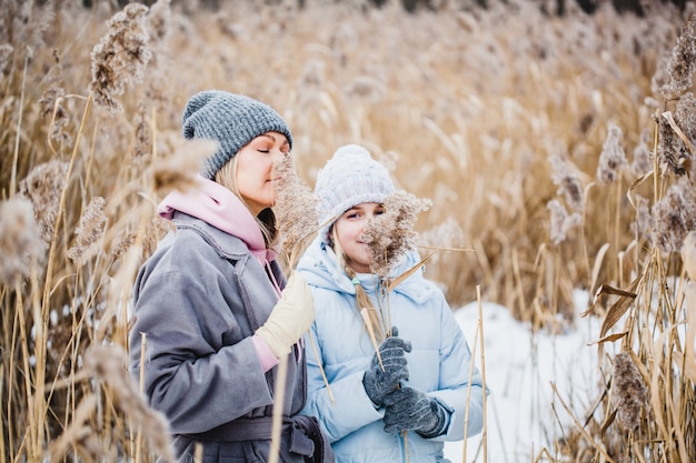 Adolescente e sua madre nel campo in inverno