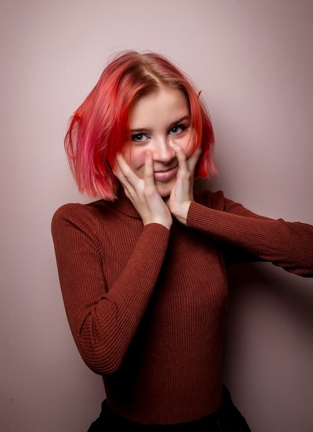 Adolescente emotiva con capelli rosa e orecchie da elfo