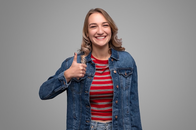 Adolescente emozionante che gesturing pollice in su
