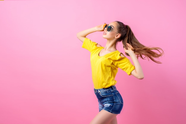 Adolescente felice che sta con i capelli di volo