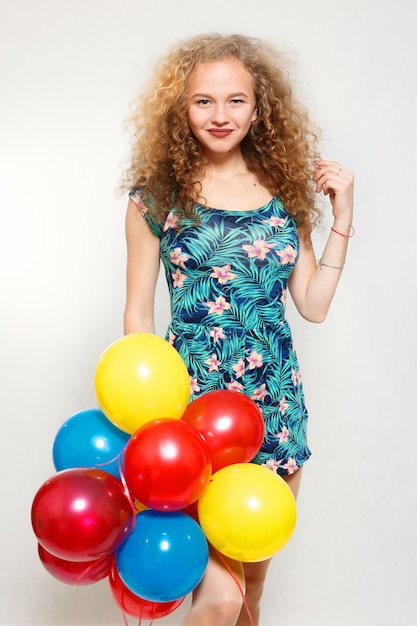 Adolescente felice con palloncini ad elio