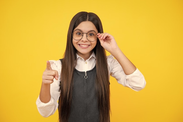 Adolescente felice emozioni positive e sorridenti Bambino adolescente allegro in posa isolato su sfondo giallo che indica te Ragazza felice faccia emozioni positive e sorridenti