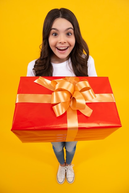 Adolescente felice emozioni positive e sorridenti della ragazza adolescente Bambino 1214 anni con regalo su sfondo isolato Concetto di vacanza di compleanno Adolescente tenere presente scatola