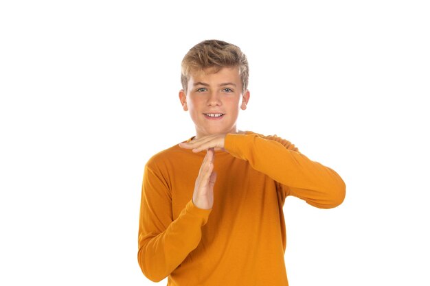 Adolescente in maglietta arancione