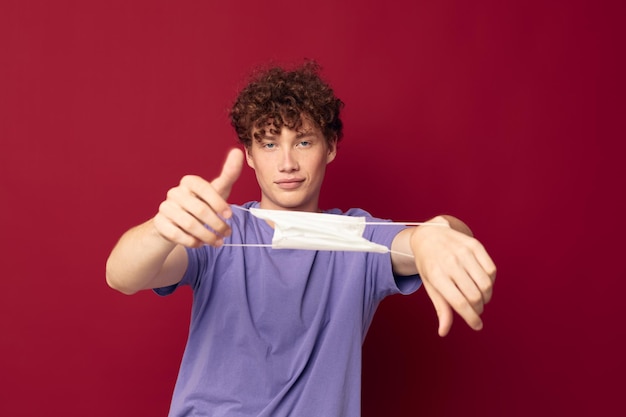 Adolescente maschera protettiva per capelli rossi protezione dalla malattia sfondo rosso inalterato