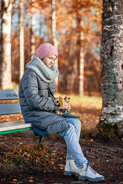 Adolescente nella sosta di autunno