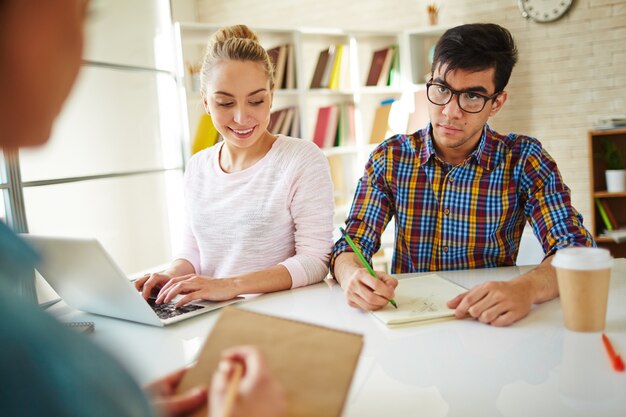 adolescente posto di lavoro biblioteca amichevole studente