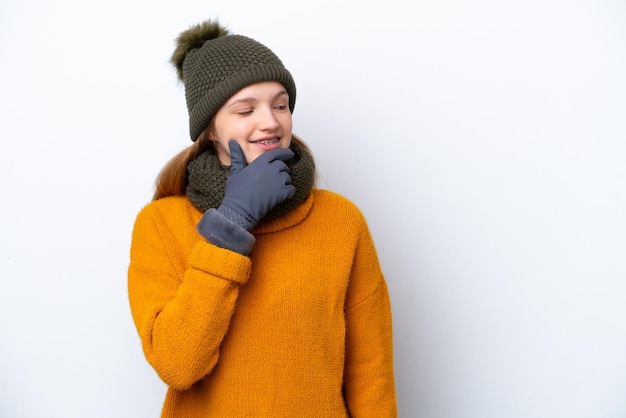 Adolescente ragazza russa che indossa una giacca invernale isolata su sfondo bianco che guarda al lato