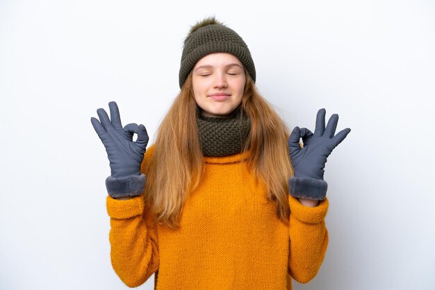 Adolescente ragazza russa che indossa una giacca invernale isolata su sfondo bianco in posa zen